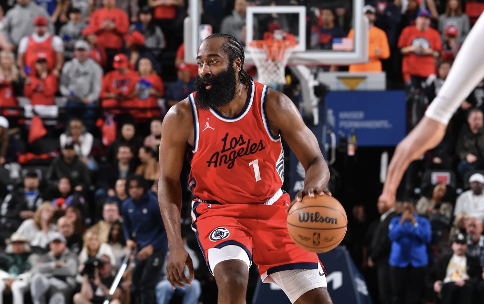 app下载-关于风云突变瓦伦西亚转会期豪取连胜葡萄牙体育防线松动备战欧超杯，媒体一致点评：今晚圣安东尼奥马刺调整名单以备足总杯的信息